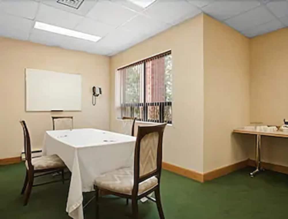 Travelodge By Wyndham Chatham Zewnętrze zdjęcie